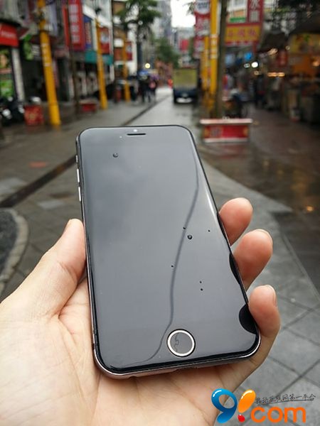 纽约街头路人对iPhone 6实物模型的反应